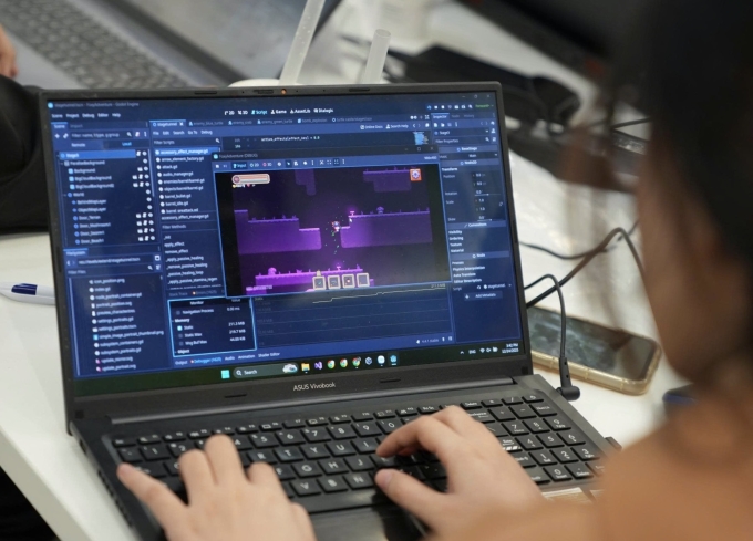 Sinh vien trường Đại học Công nghệ Thông tin, Đại học Quốc gia TP HCM, trong một học phần lập trình game tại doanh nghiệp, tháng 1. Ảnh: UIT
