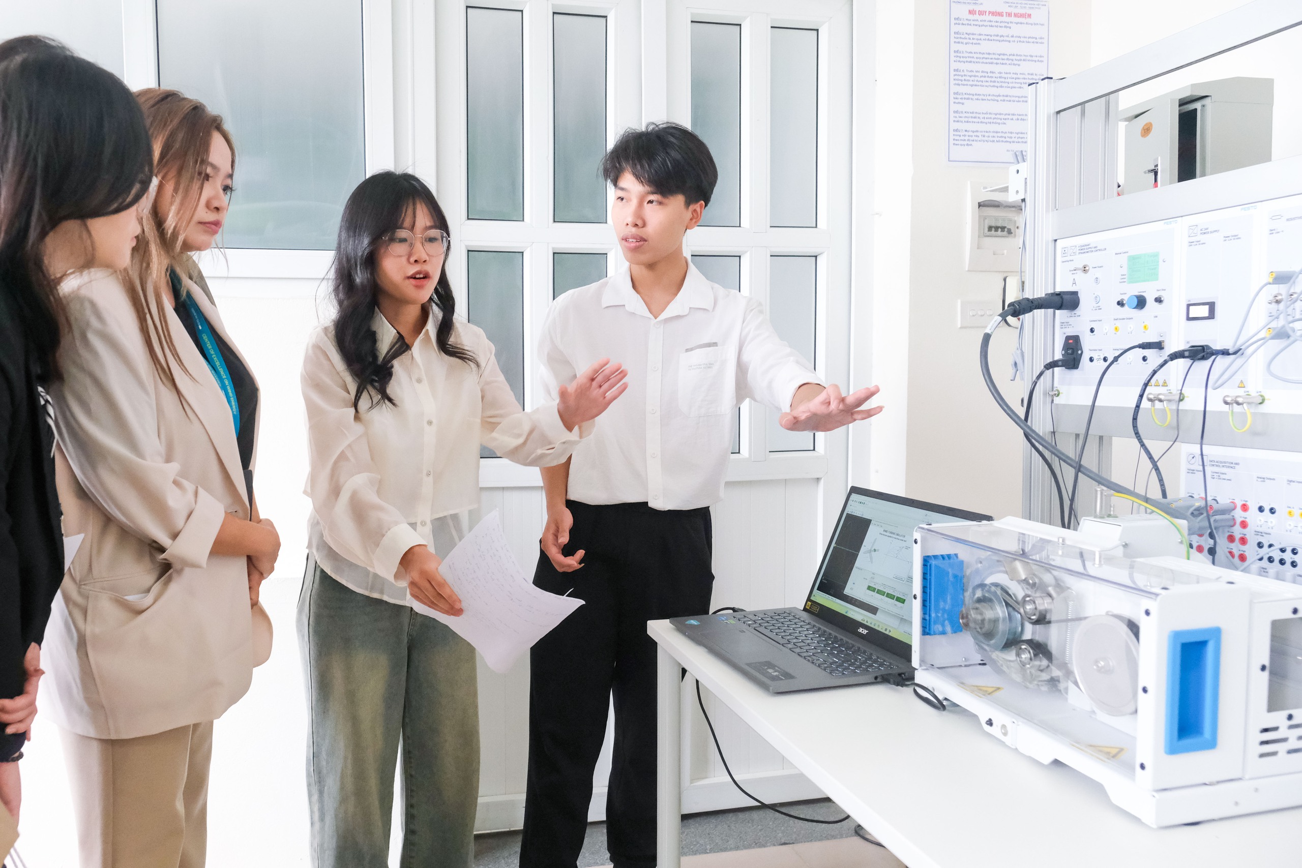 Sinh viên học trong 'nhà máy điện gió mini' ngay tại giảng đường - Ảnh 1.