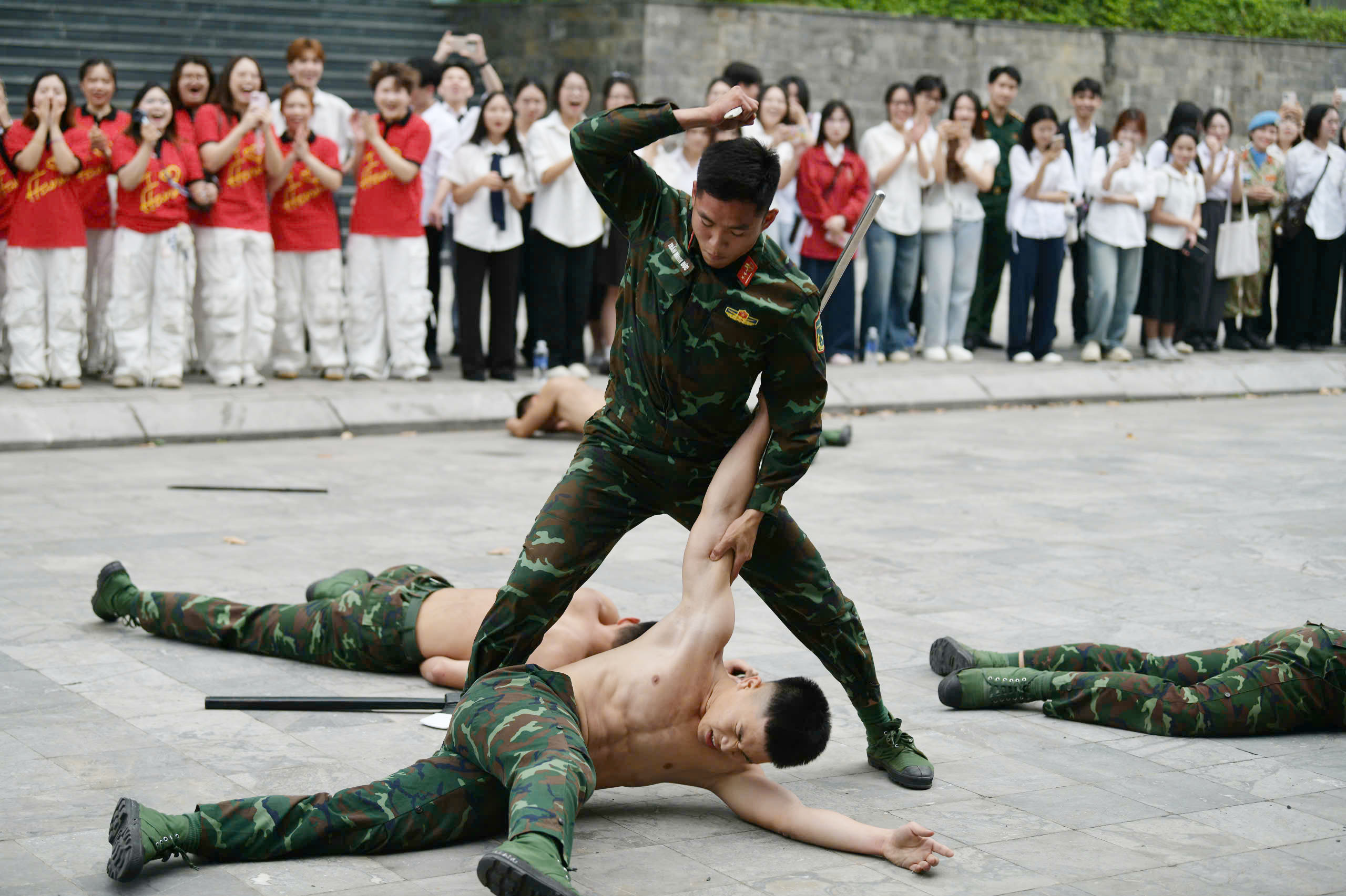 Sinh viên thích thú xem đặc công biểu diễn, ăn cơm bộ đội và nghe chuyện gìn giữ hòa bình 1 Sinh viên thích thú xem đặc công biểu diễn, ăn cơm bộ đội và nghe chuyện gìn giữ hòa bình - Ảnh 1.