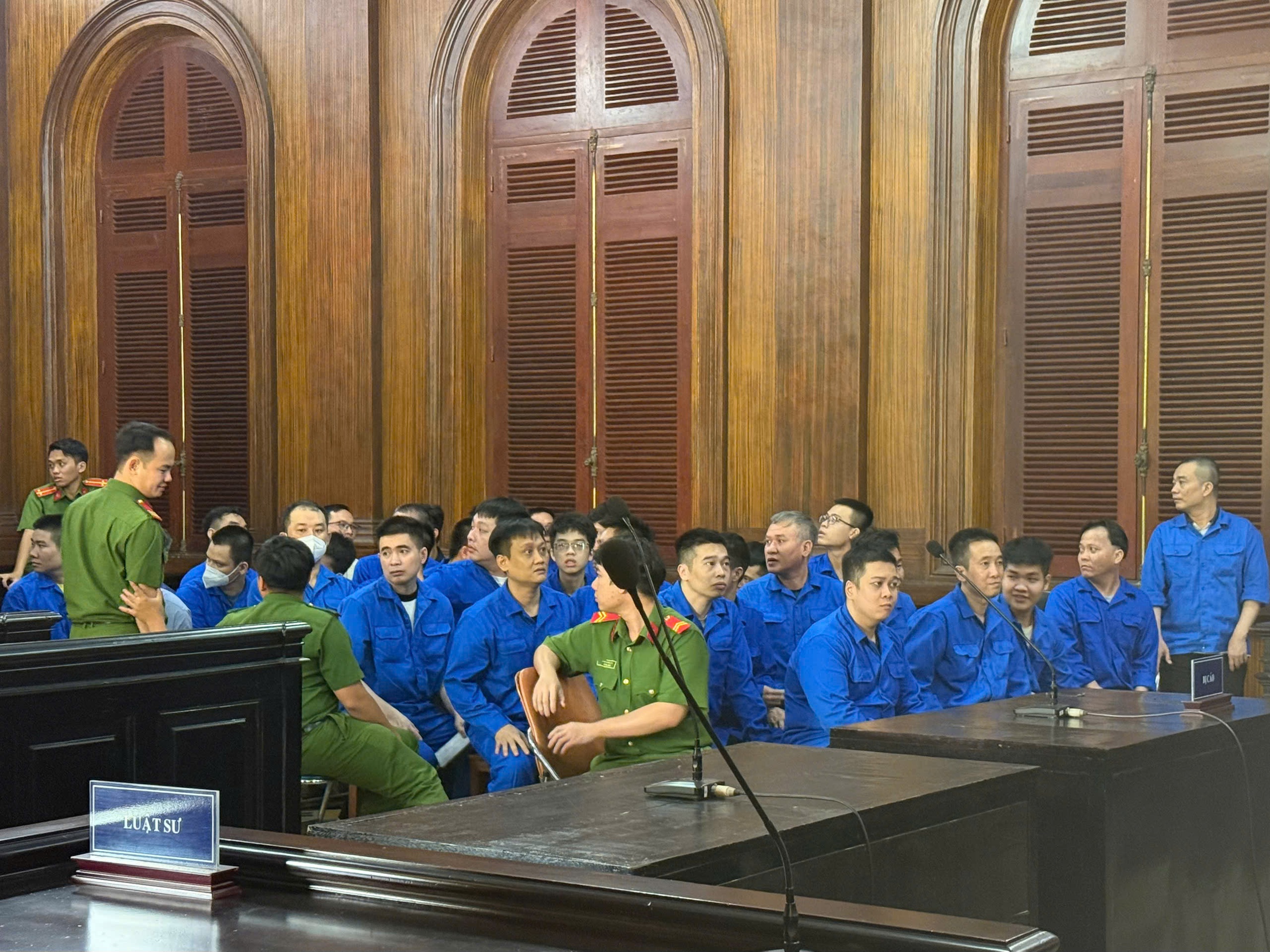 Sinh viên trộm súng bảo tàng, lập nhóm kín buôn vũ khí trên mạng - Ảnh 1.