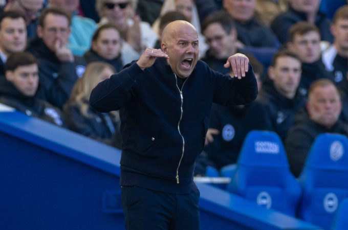 HLV Arne Slot phản ứng trong trận Liverpool thua Brighton 1-2 ở vòng 31 Ngoại hạng Anh trên sân Amex, Brighton, Anh ngày 21/3/2026. Ảnh: Imago