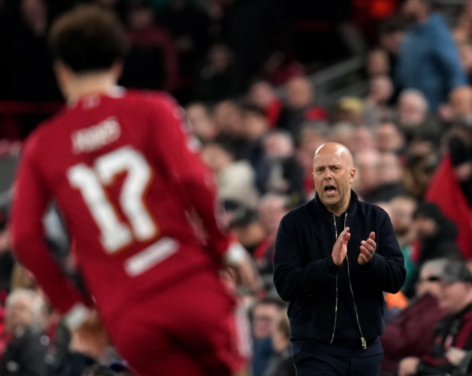 HLV Arne Slot (phải) chỉ đạo trong trận Liverpool thắng Galatasaray 4-0 ở lượt về vòng 1/8 Champions League trên sân Anfield, Liverpool, Anh ngày 18/3/2026. Ảnh: AP