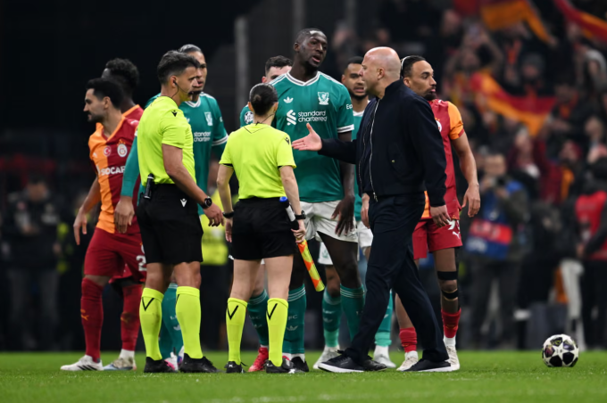 HLV Arne Slot bắt tay trọng tài Jesus Gil Manzano sau trận Liverpool thua Galatasaray 0-1 ở lượt đi vòng 1/8 Champions League trên sân Rams Park, Istanbul, Thổ Nhĩ Kỳ ngày 10/3/2026. Ảnh: Liverpool FC