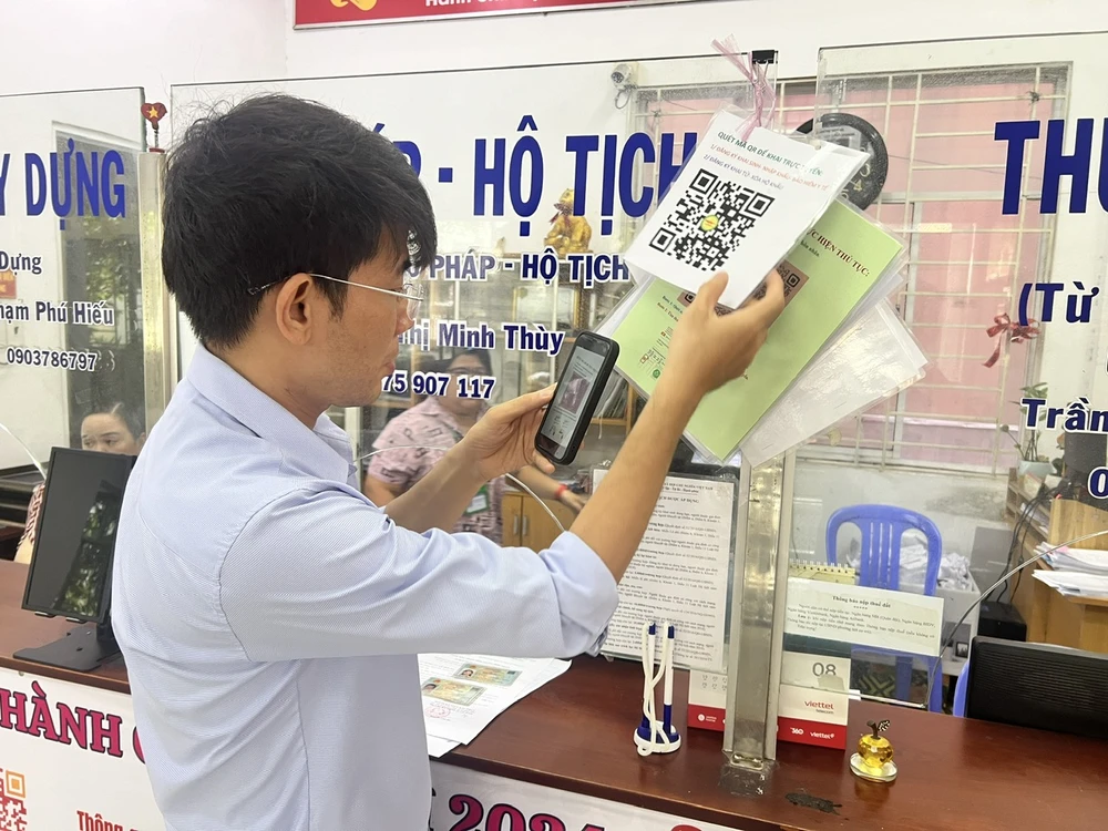 TP.HCM là địa phương tiên phong trên cả nước hoàn thành số hoá 4 loại giấy tờ hộ tịch, làm tiền đề cho số hoá các thủ tục hành chính liên quan đến hộ tịch. Ảnh minh họa: HỮU ĐĂNG hộ tịch