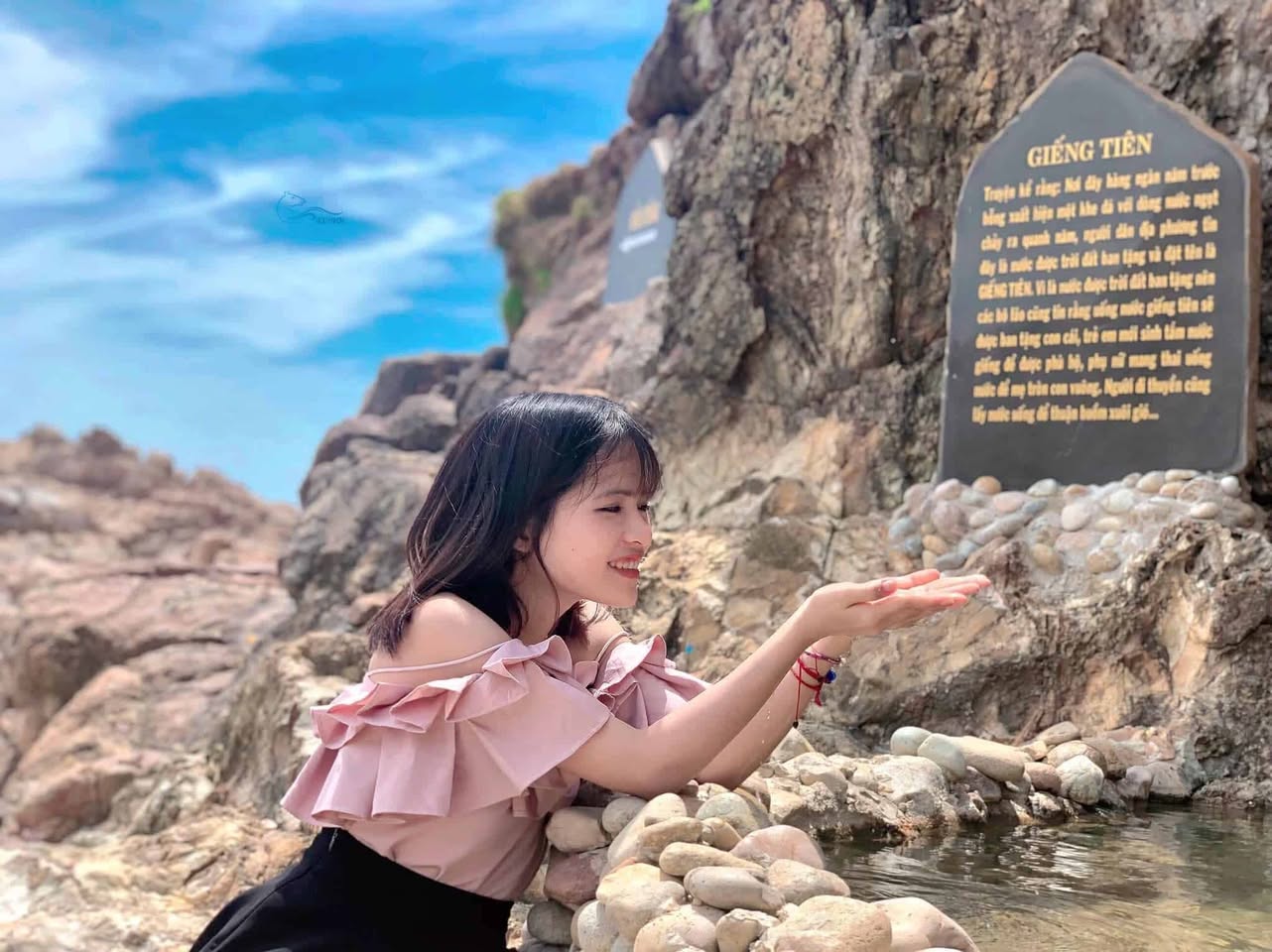 Sở VH-TT-DL Gia Lai nói gì về vụ ca sĩ Juky San mặc bikini tắm tại Giếng Tiên? - Ảnh 1.