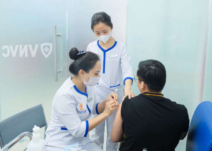 Người đàn ông tiêm vaccine tại VNVC để phòng bệnh chủ động. Ảnh: Hoàng Dương