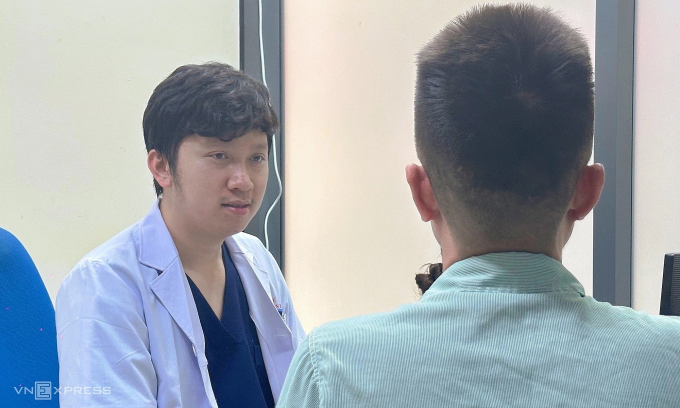 Nam bệnh nhân 34 tuổi mắc sùi mào gà ở hậu môn phải đốt laser 7 lần do vẫn quan hệ tình dục khi đang chữa trị. Ảnh: Thùy An