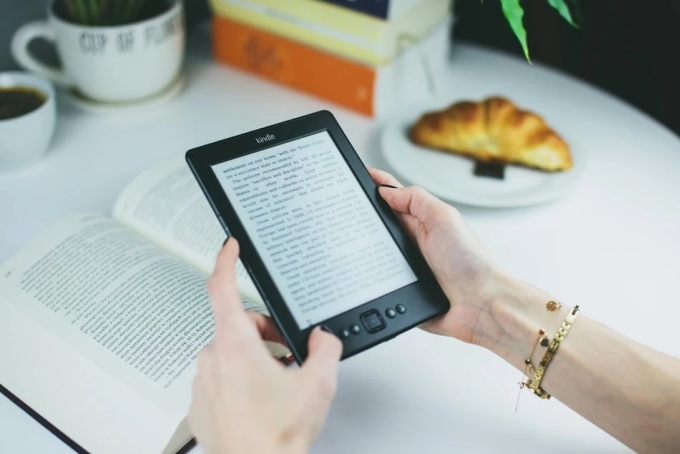 Sách điện tử có kích thước nhỏ gọn, thuận tiện đọc mọi lúc, mọi nơi. Ảnh: Pexels