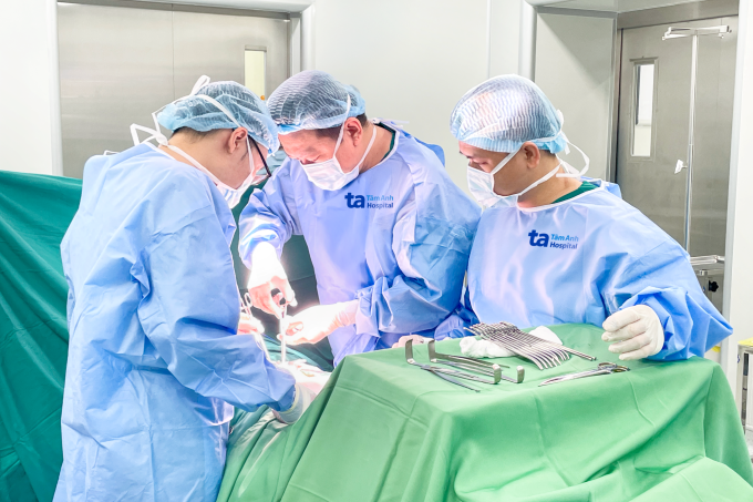 Bác sĩ Thế Anh (giữa) cùng êkíp phẫu thuật lấy sỏi bàng quang cho ông Ngọc. Ảnh: Bệnh viện Đa khoa Tâm Anh