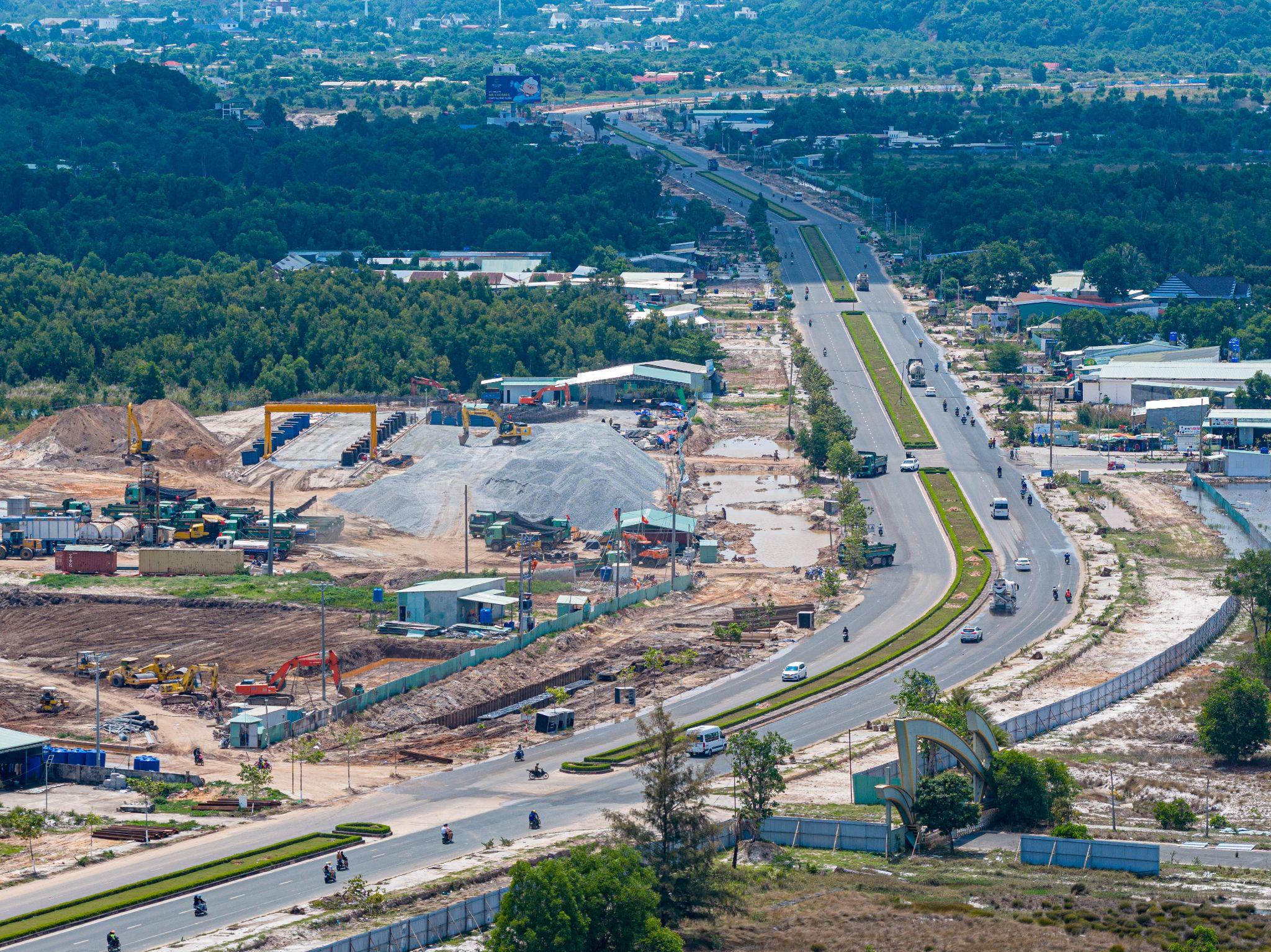 Toàn cảnh công trường thi công trục đại lộ ĐT.975 mở rộng.