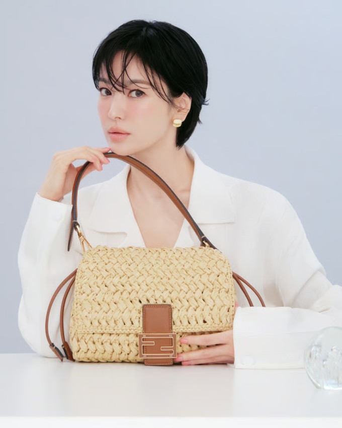 Song Hye Kyo hóa nàng thơ với tóc dài nữ tính 6 Bên cạnh diện mạo 'nàng thơ', Song Hye Kyo cũng gây ấn tượng đẹp khi xuất hiện trong một quảng cáo mới đây với tóc ngắn cá tính.