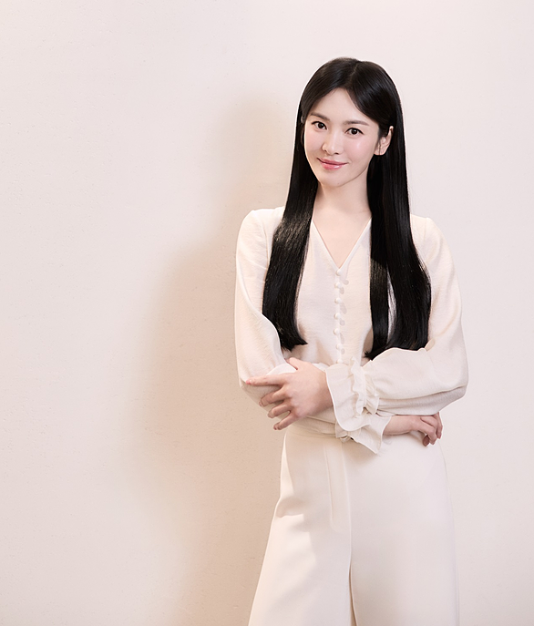 Song Hye Kyo hóa nàng thơ với tóc dài nữ tính 1 Theo MK, Song Hye Kyo dự buổi giới thiệu một dòng sản phẩm cao cấp tại trung tâm thương mại Shinsegae. Cô xuất hiện với diện mạo nữ tính với tóc dài, trang phục tươi sáng, kín đáo. Các bình luận trên mạng xã hội Hàn bùng nổ lời khen sắc vóc diễn viên: 'Cô ấy đúng là nàng thơ', 'Xinh đẹp', 'Trẻ trung quá'...