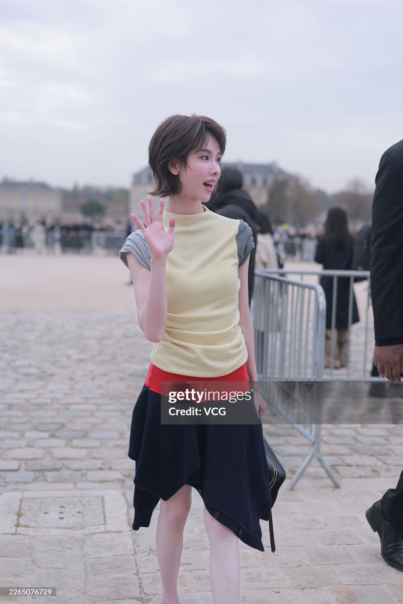 Bạch nguyệt quang Cbiz nỗ lực tại fashion week: Style thay đổi nhưng thân hình lại thành tâm điểm tranh cãi- Ảnh 8.