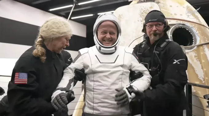 Phi hành gia NASA Mike Fincke bước ra khỏi tàu Crew Dragon của SpaceX trong chuyến trở về Trái Đất ngày 15/1. Ảnh: NASA