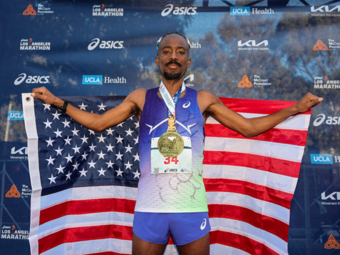Nathan Martin ăn mừng sau khi về nhất Los Angeles Marathon 2026. Ảnh: Kevin Morris