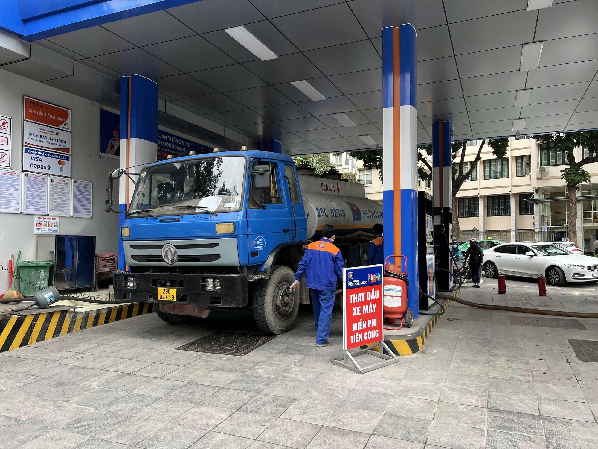 Sử dụng quỹ bình ổn, đảm bảo đủ xăng dầu trong nước- Ảnh 1.