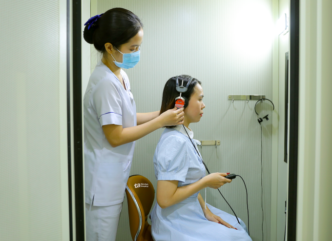 Kỹ thuật viên hỗ trợ đo thính lực cho một người bệnh. Ảnh: Bệnh viện Đa khoa Tâm Anh