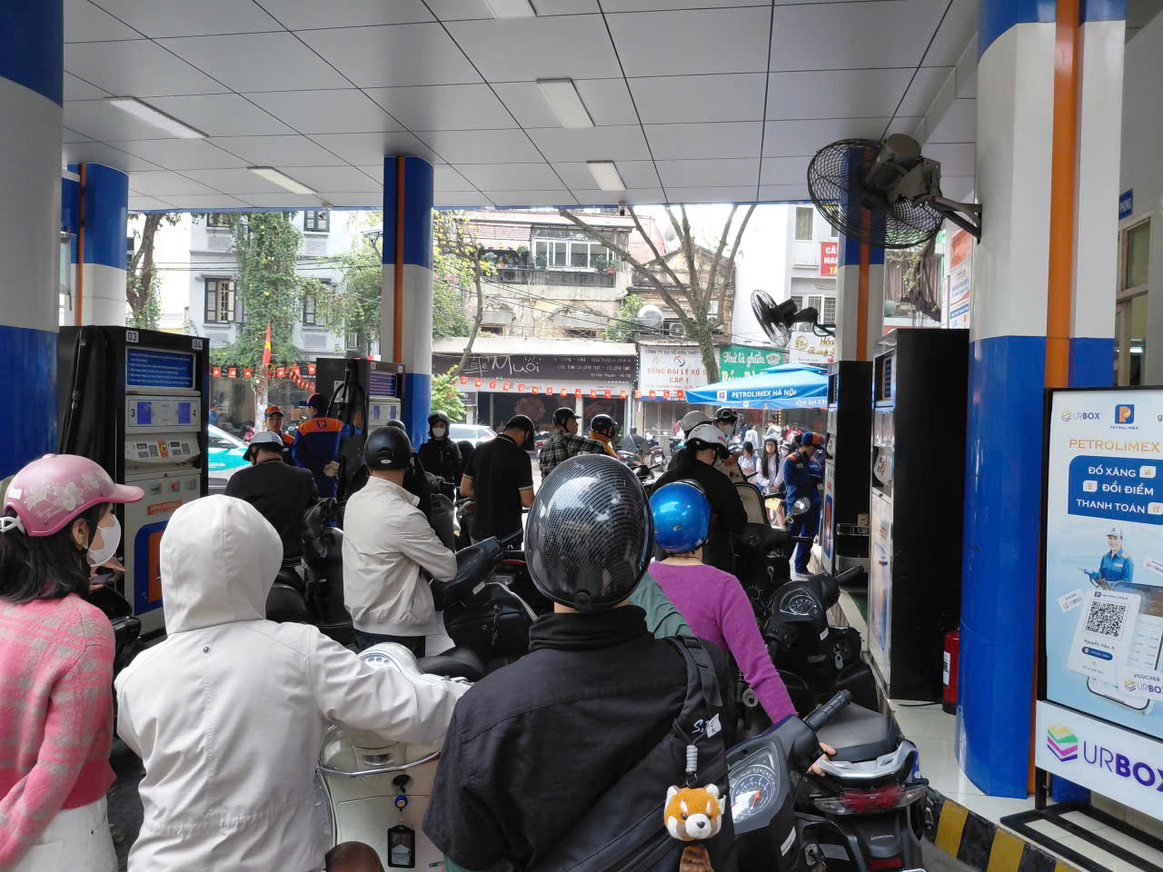 Thủ tướng: Sử dụng tiết kiệm xăng dầu, khuyến khích  dùng xe điện- Ảnh 1.