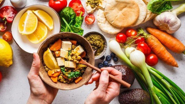 Sự khác biệt giữa ăn chay và thuần chay không phải ai cũng biết 1 Ăn chay (hay còn gọi là Vegetarian) là một thuật ngữ chung cho một chế độ ăn kiêng tiêu thụ thịt và các sản phẩm liên quan đến hoạt động giết mổ động vật.