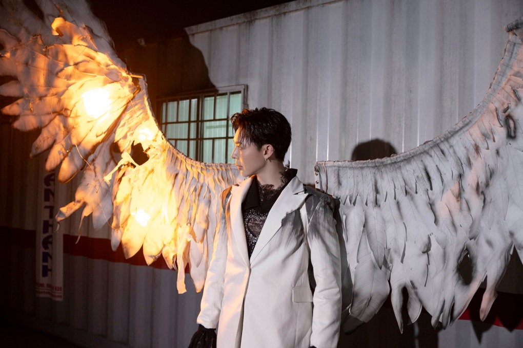 Sự thật vụ Erik bị cháy đôi cánh trong đêm nhạc 50.000 khán giả ở Hà Nội - 2