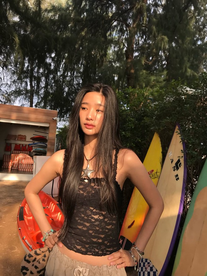 Sức hút nhẹ nhàng từ trang phục vải ren- Ảnh 1. Sức hút nhẹ nhàng từ trang phục vải ren- Ảnh 1.