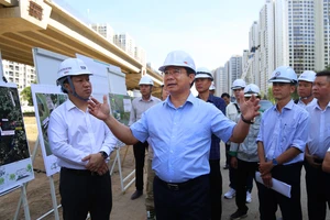 Chủ tịch UBND TP.HCM Nguyễn Văn Được thị sát tiến độ dự án trọng điểm đường vành đai 3 qua TP Thủ Đức. Ảnh: HOÀNG GIANG
