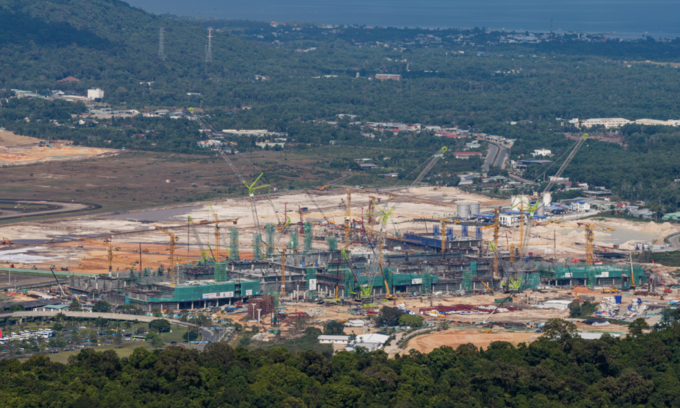 Công trường thi công dự án mở rộng sân bay Phú Quốc. Ảnh: SPA