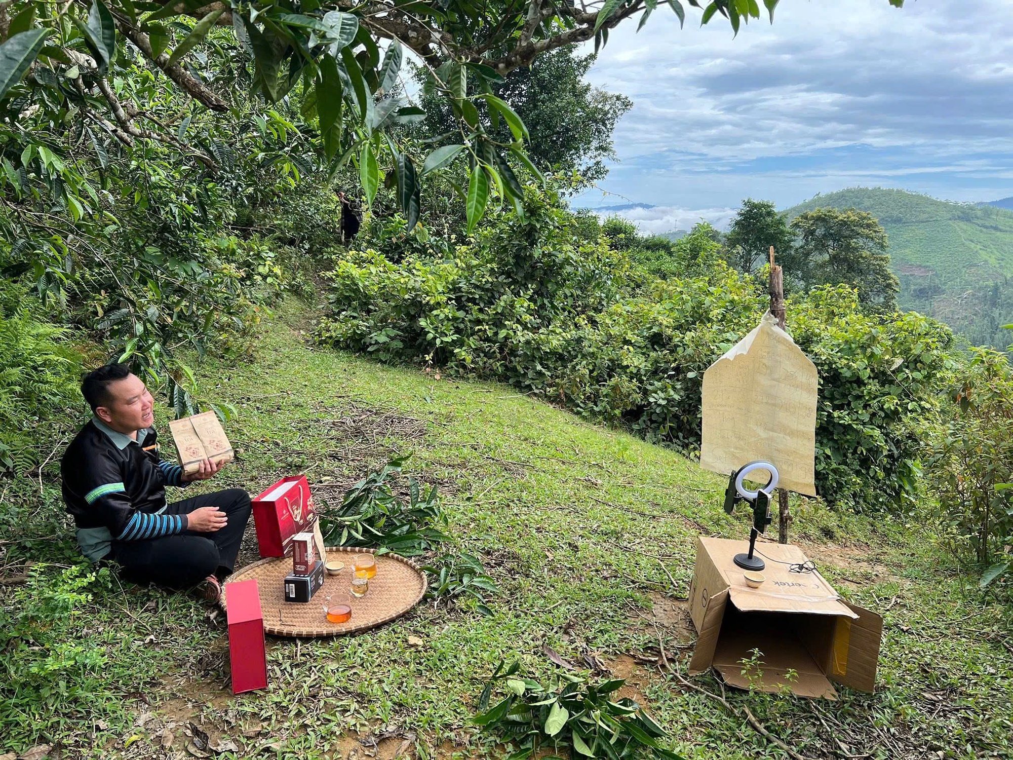 Sùng A Tủa khởi nghiệp du lịch Phình Hồ: Biến khó khăn thành cơ hội phát triển - Ảnh 1.