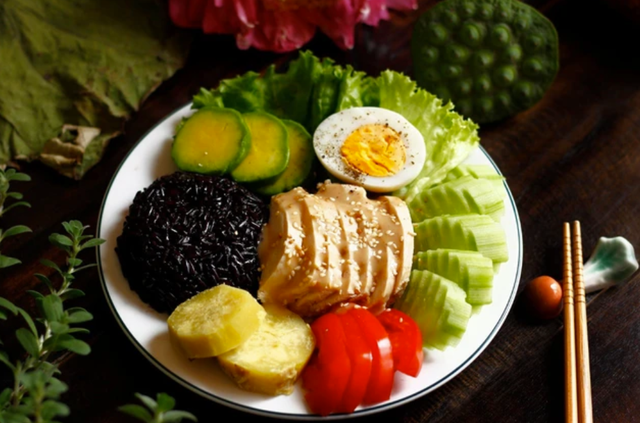 Suy thận ăn gì? Gợi ý thực đơn 7 ngày dành cho người bệnh giúp kiểm soát tiến triển bệnh, giảm biến chứng 1 Người suy thận nên ăn nhạt, chọn ngũ cốc nguyên hạt và protein nạc. Ảnh minh họa: TL