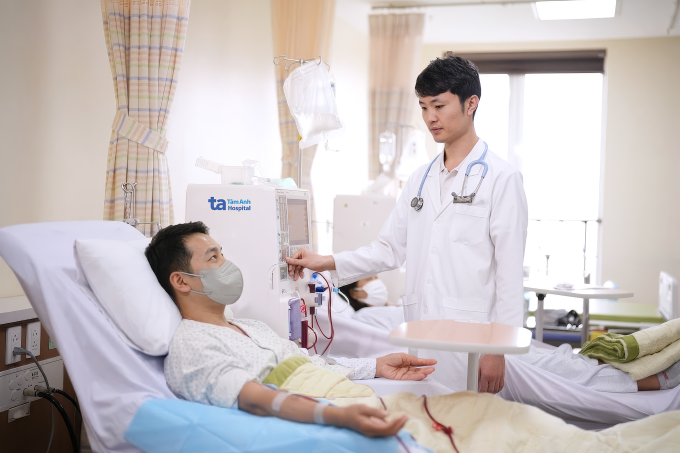Bác sĩ Huy theo dõi lọc máu cho bệnh nhân Nam tại giường bệnh. Ảnh: Bệnh viện Đa Khoa Tâm Anh Hà Nội