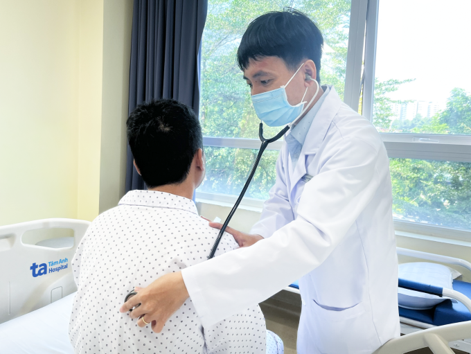 Bác sĩ Luân kiểm tra sức khỏe bệnh nhân trước lúc xuất viện. Ảnh: Bệnh viện Đa khoa Tâm Anh