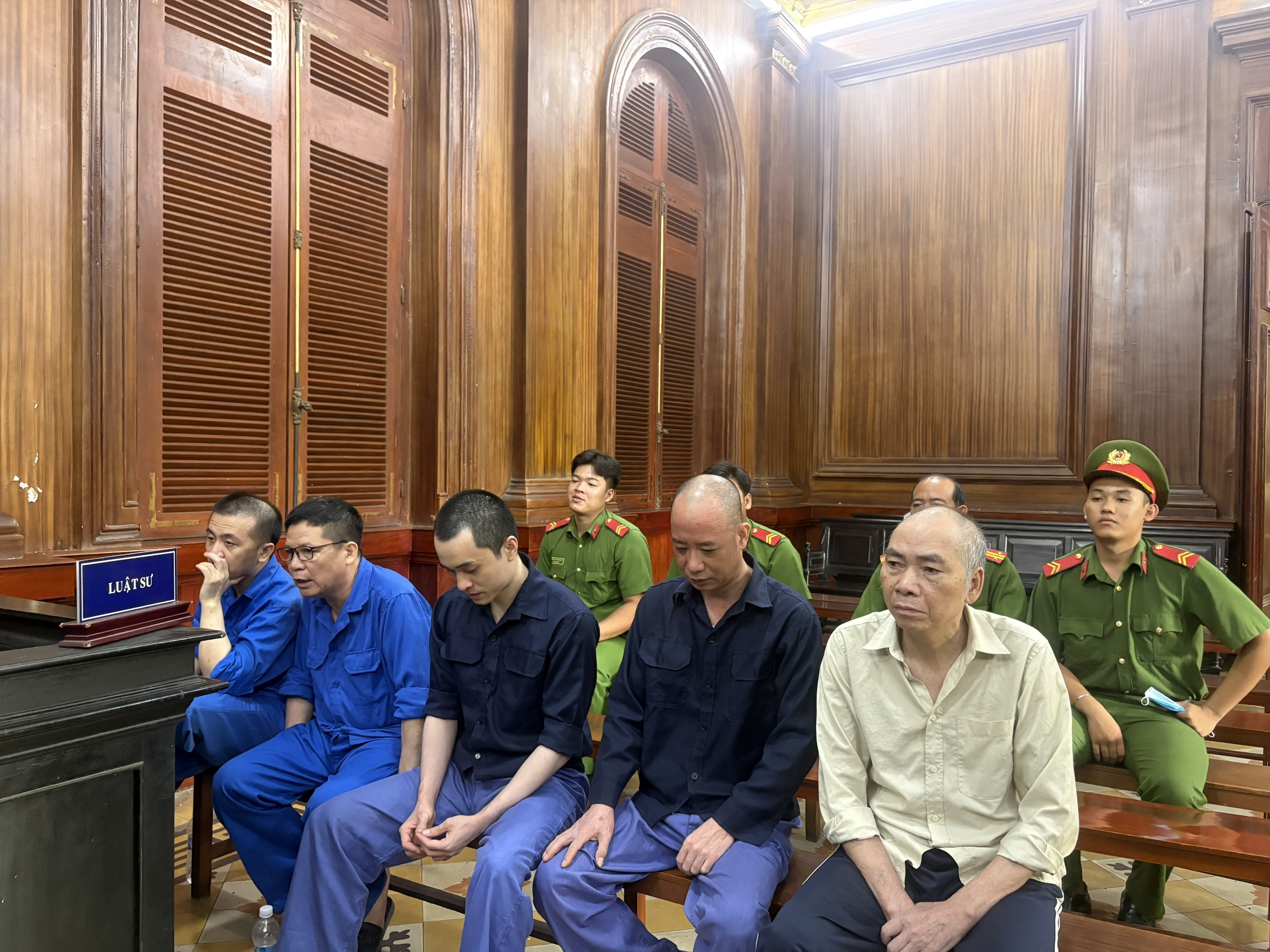 TAND TPHCM tạm hoãn phiên toà xét xử vụ án đặc biệt nghiêm trọng xảy ra tại Công ty Busan 1 Tạm hoãn phiên tòa xử vụ nhập lậu sữa Ensure