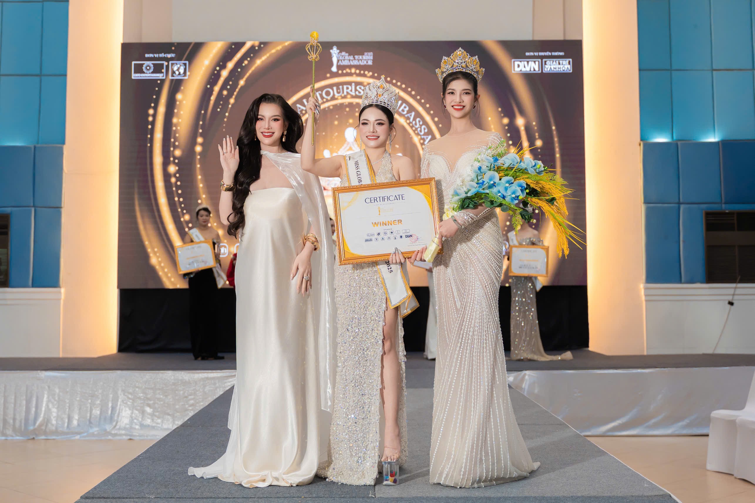 THÂN CẨM VÂN – ELISA ĐĂNG QUANG HOA HẬU ĐẠI SỨ DU LỊCH TOÀN CẦU 2025 1 than-cam-van-elisa-3-1765443480.jpg