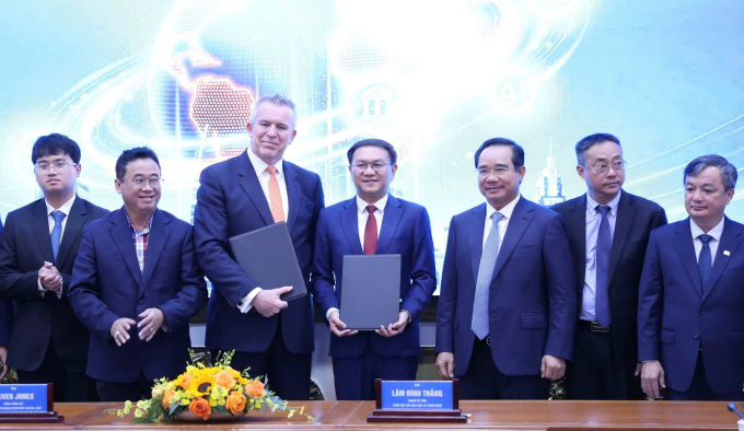 AIC, đại diện ông Oliver Jones ký kết hợp tác với Sở Khoa học và Công nghệ TP HCM, đại diện ông Lâm Đình Thắng. Ảnh: An Phương