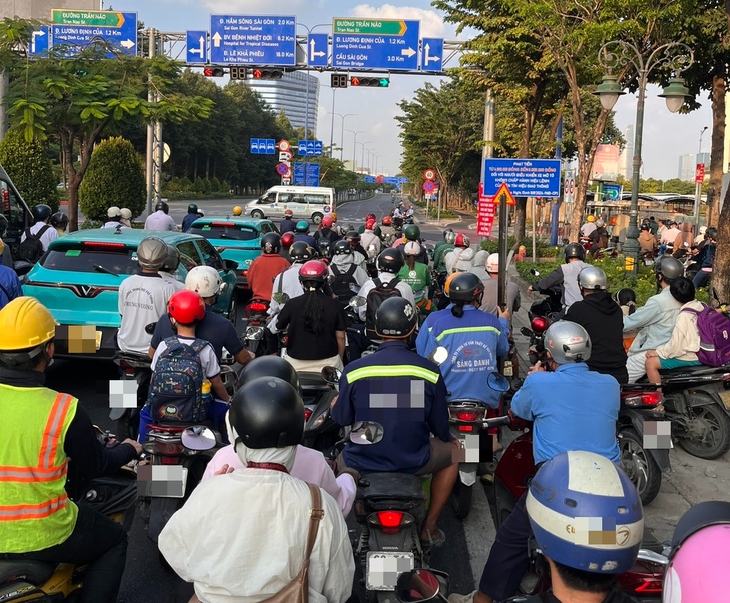 TP.HCM: Bất cập nhịp đèn tín hiệu tại nút giao Mai Chí Thọ - Trần Não 1 TP.HCM: Bất cập nhịp đèn tín hiệu tại nút giao Mai Chí Thọ - Trần Não - Ảnh 1.