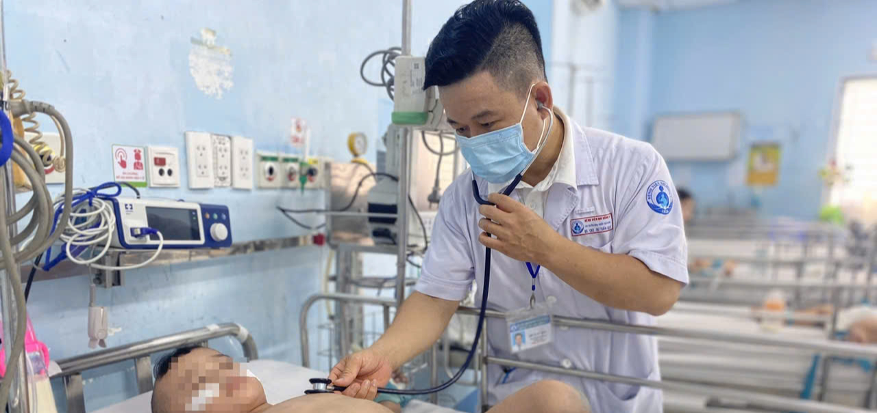 TP.HCM: Ca tay chân miệng tăng gần gấp đôi, bác sĩ cảnh báo nguy cơ bùng dịch - Ảnh 1.