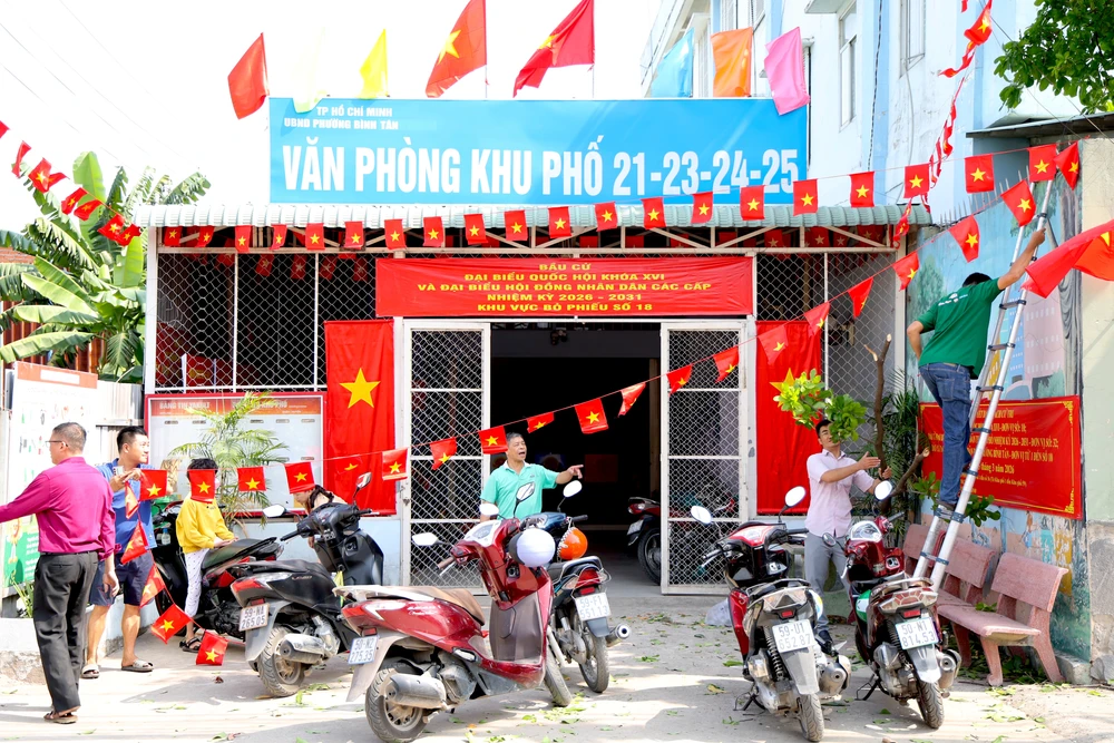 Không khí rộn ràng trước các địa điểm bỏ phiếu tại TP.HCM trước ngày hội non sông. Ảnh: LÊ THOA bau-cu-lethoa-34.JPG