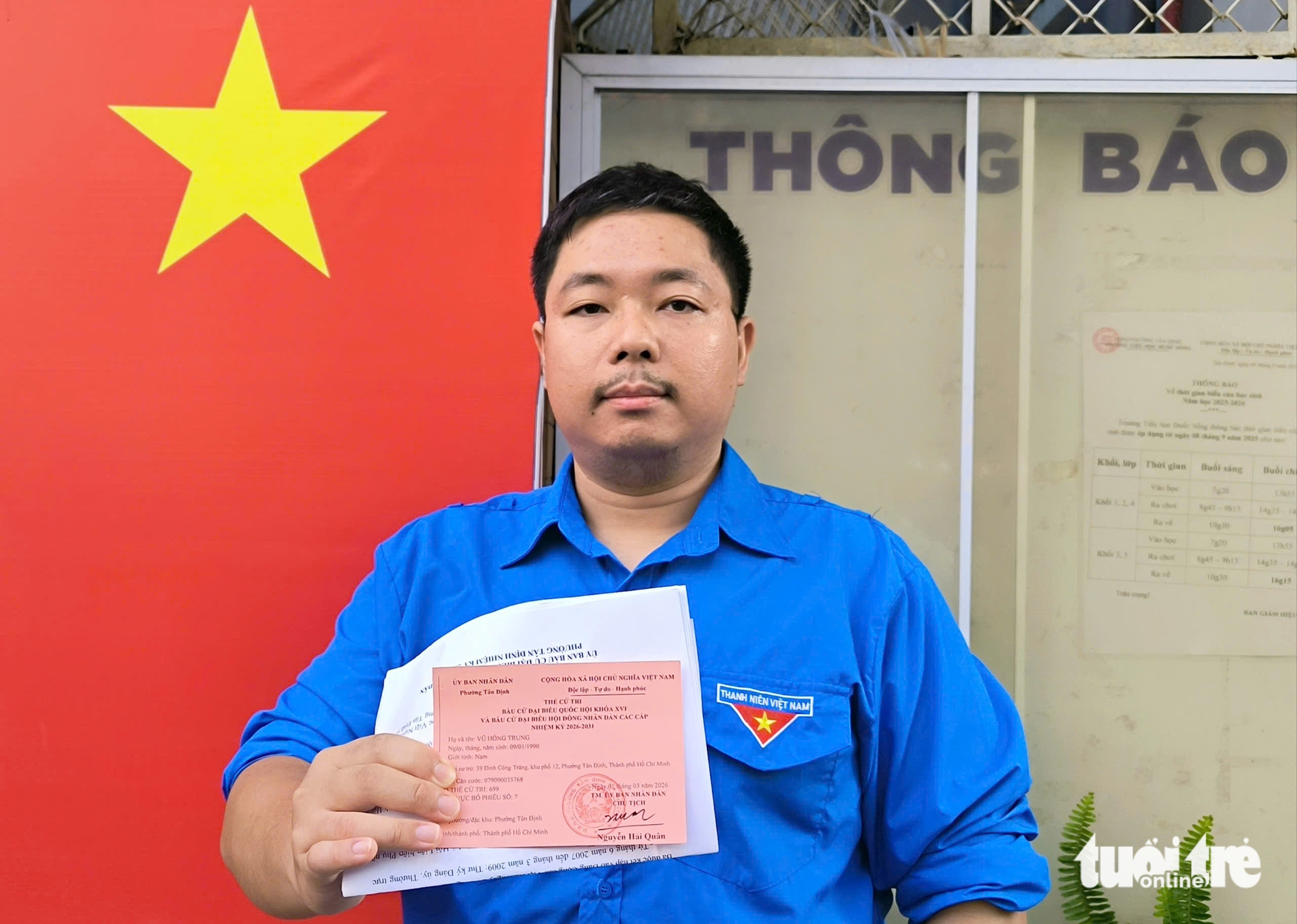 TP.HCM: Người trẻ cầm lá phiếu đầu đời sau du học, cụ 91 tuổi vui khi thùng phiếu đến tận nhà 2 bầu cử - Ảnh 2.