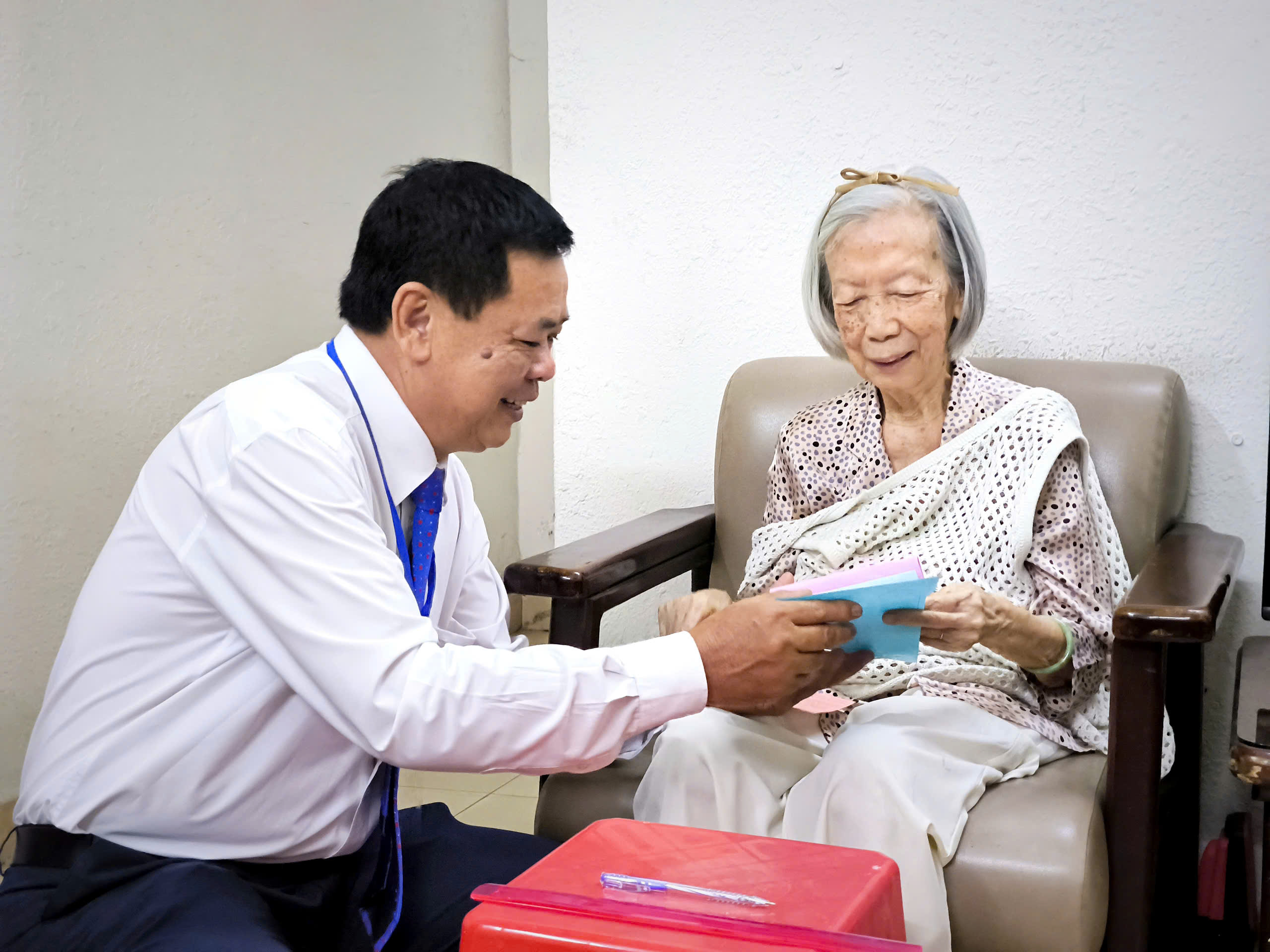 TP.HCM: Người trẻ cầm lá phiếu đầu đời sau du học, cụ 91 tuổi vui khi thùng phiếu đến tận nhà 1 TP.HCM: Người trẻ cầm lá phiếu đầu đời sau du học, cụ 91 tuổi vui khi thùng phiếu đến tận nhà - Ảnh 1.