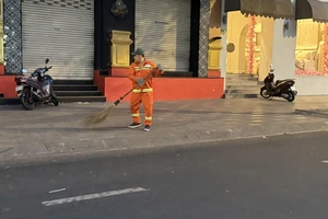 Sở Xây dựng TP.HCM yêu cầu không để rác tồn đọng trên vỉa hè, mặt đường