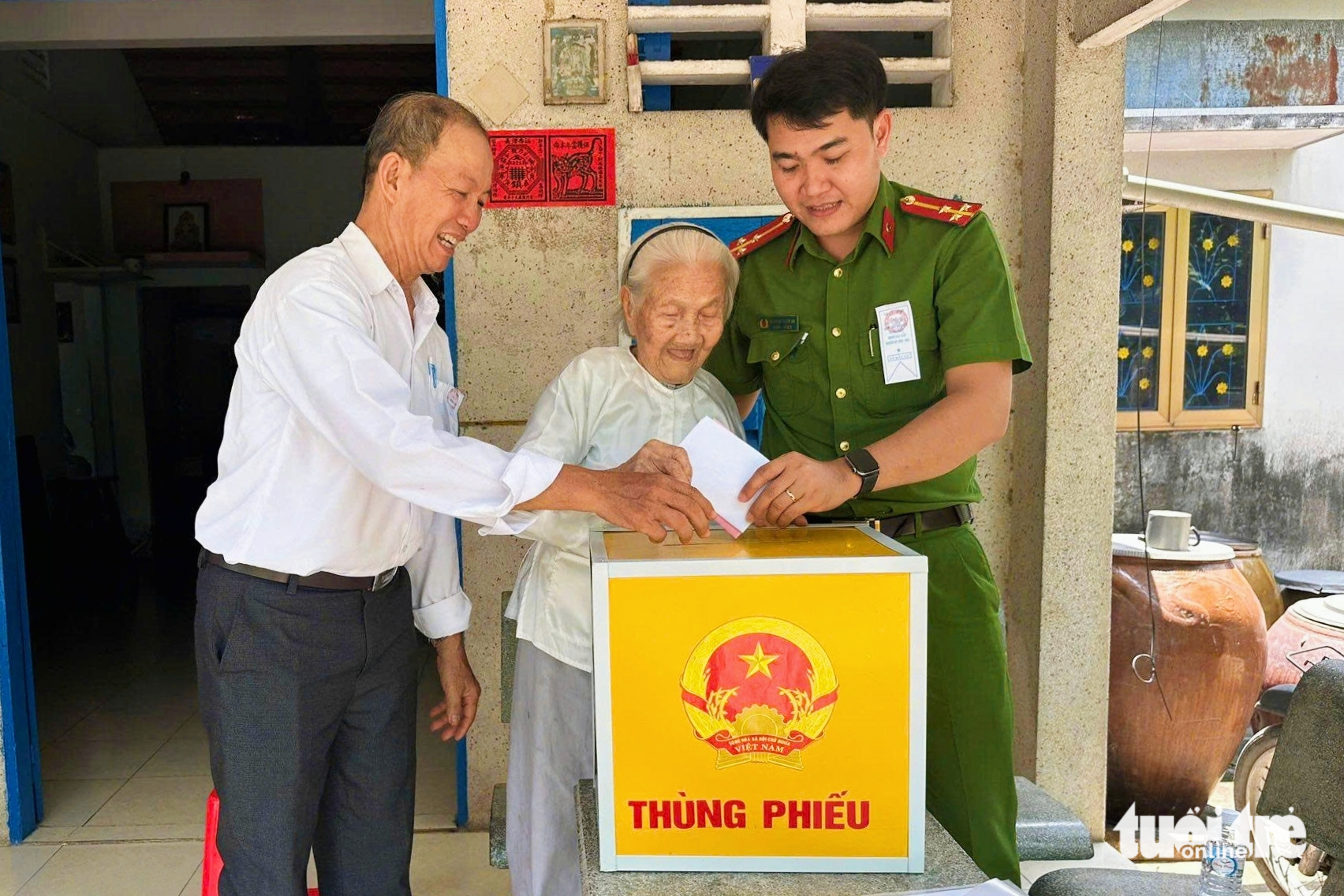 TP.HCM: Thùng phiếu lưu động đến với những cử tri 'đặc biệt' - Ảnh 1.