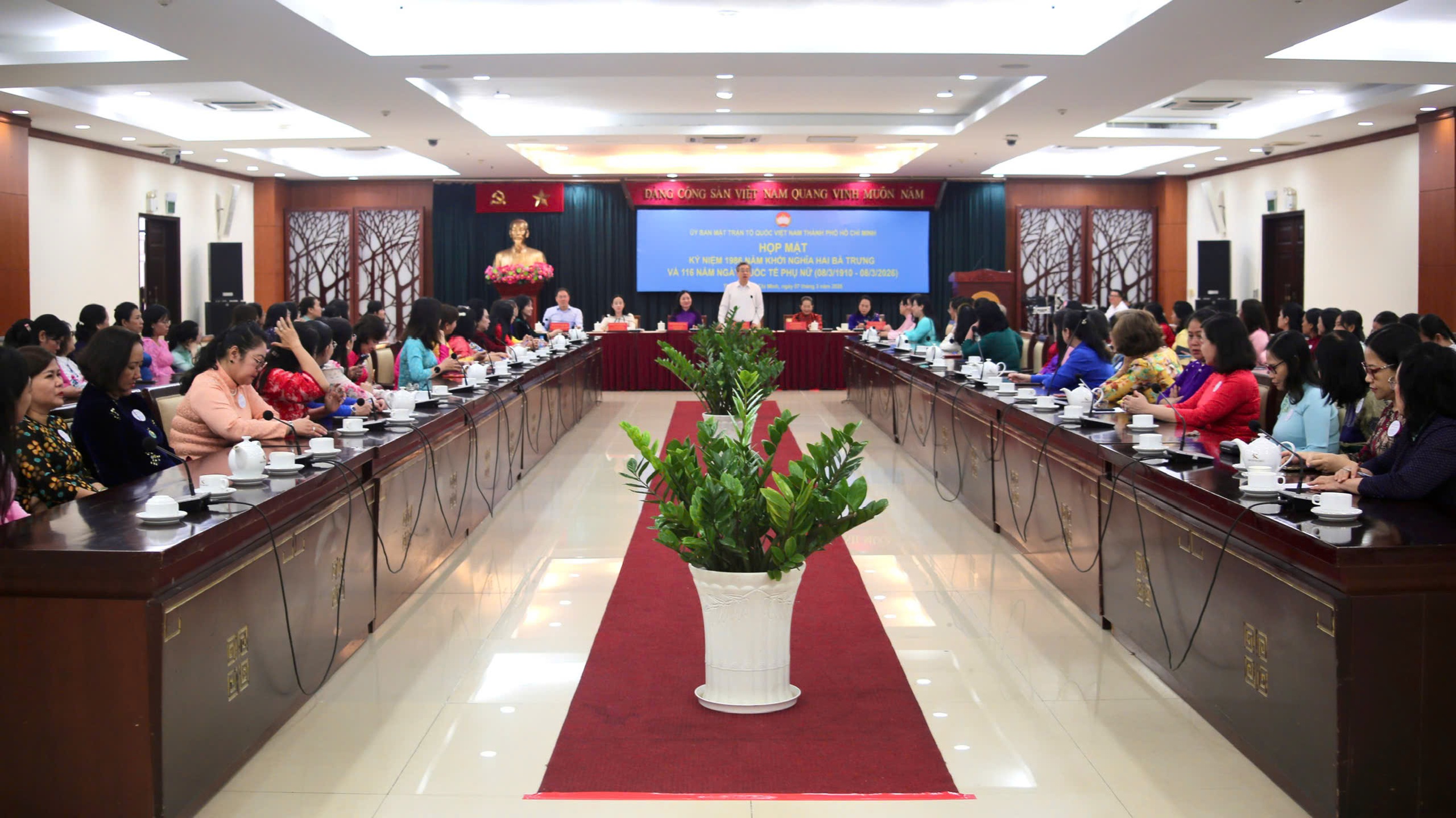 TPHCM họp mặt kỷ niệm Ngày Quốc tế Phụ nữ 8-3 - Ảnh 1.