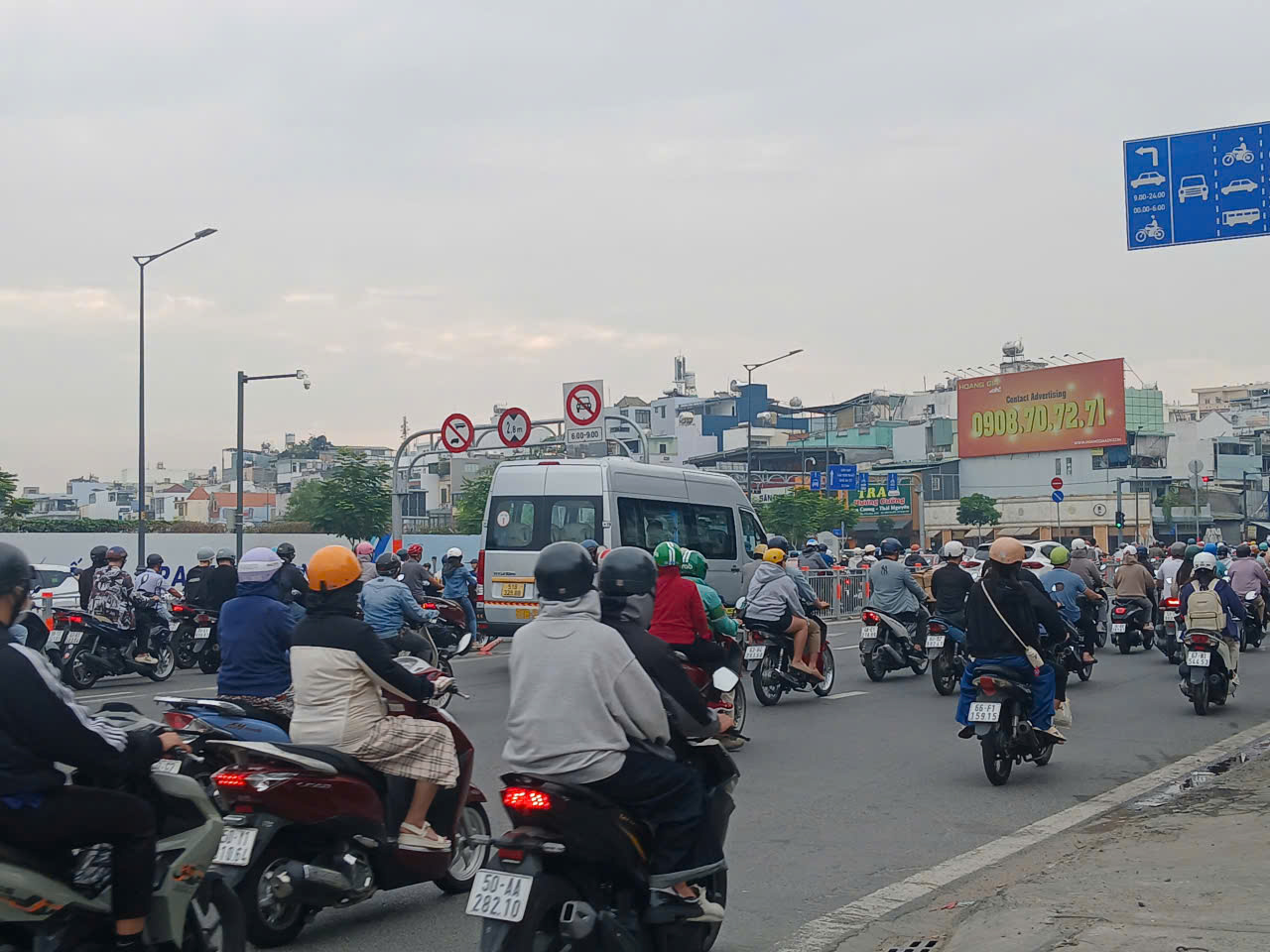 TP.HCM phân luồng ở giao lộ Trường Chinh - Cộng Hòa liệu đã hợp lý? - Ảnh 1.