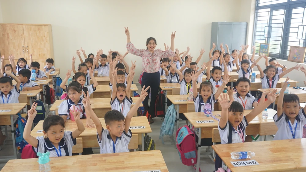 Cô trò Trường Tiểu học Đặng Thùy Trâm, phường An Hội Tây vui mừng khi được học trong ngôi trường khang trang. Ảnh: NGUYỄN QUYÊN p16-17-h1-bai chinh.jpg