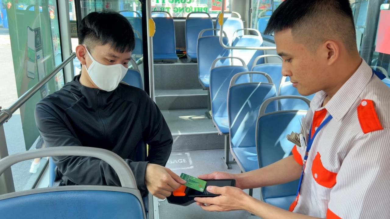 TPHCM thí điểm bỏ vé giấy trên 16 tuyến xe buýt - Ảnh 1.