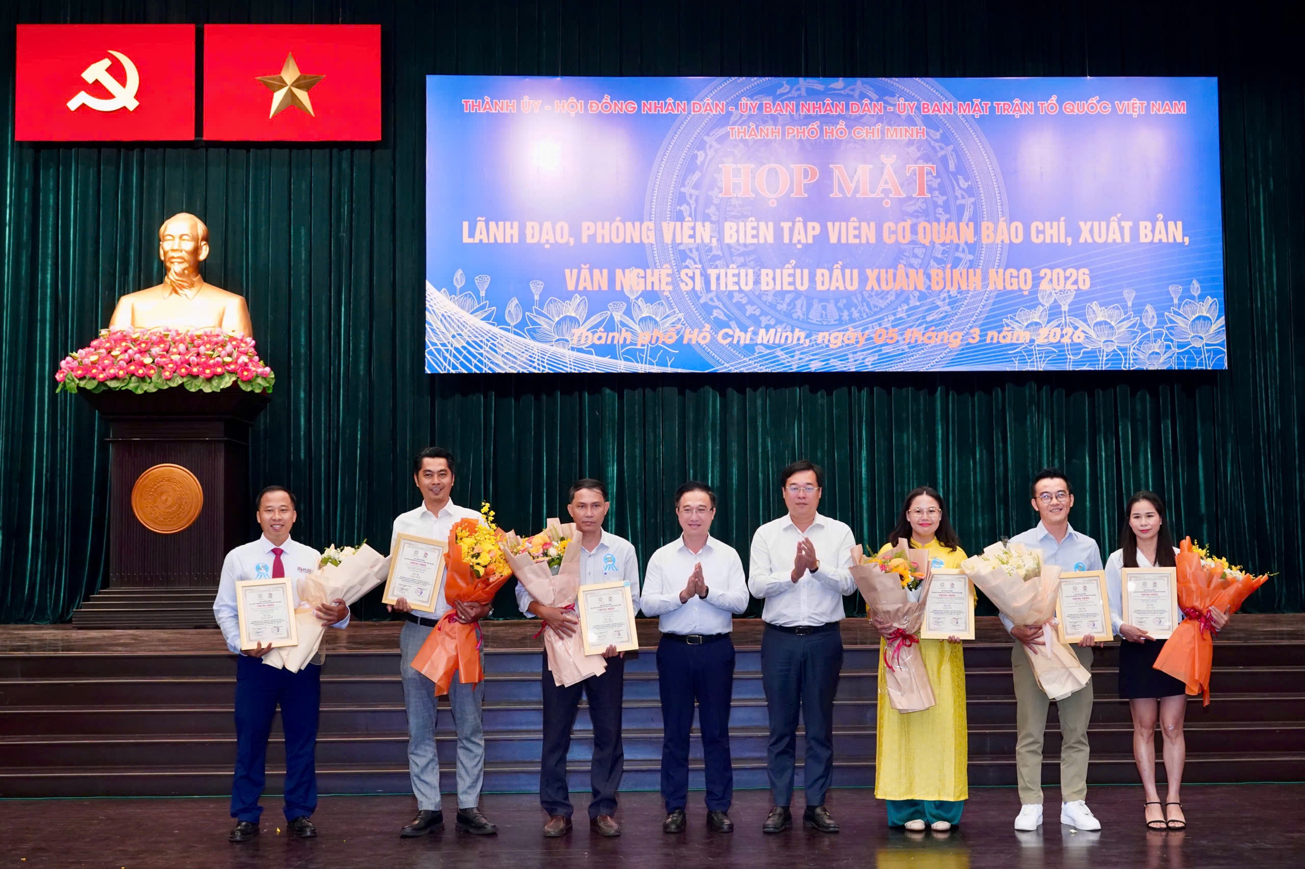 TPHCM trao giải thưởng báo chí viết về Nghị quyết 57 phát triển khoa học - công  - Ảnh 1.