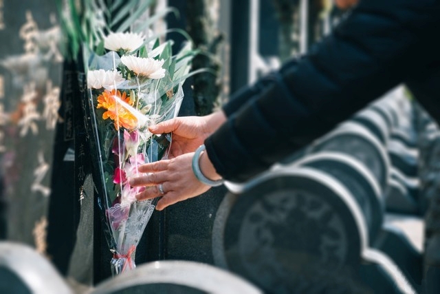 Tại sao cúng bái linh đình nhà cửa vẫn lục đục? Đọc 3 cấm kỵ tảo mộ ngày Thanh Minh mới giật mình vì bao năm qua toàn làm sai- Ảnh 1.