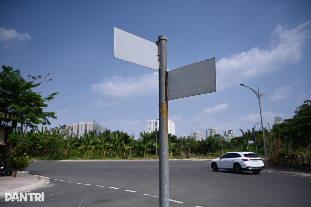 Tài xế bối rối vì một đường ở TPHCM có 2 biển tên khác nhau - 3