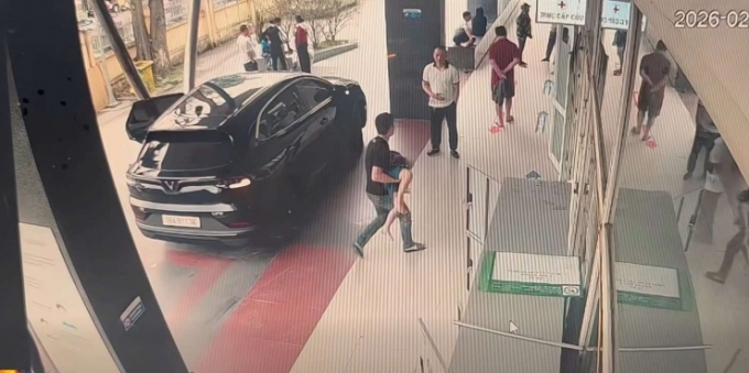 Camera từ bệnh viện ghi lại cảnh anh Bình bế cháu bé vào cấp cứu. Ảnh chụp màn hình