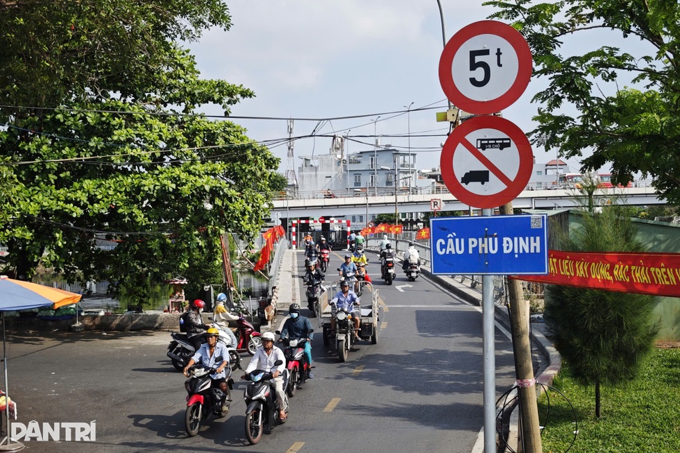 Tài xế ô tô bán tải giật mình trước biển báo cấm xe tải ở nội đô TPHCM - 1